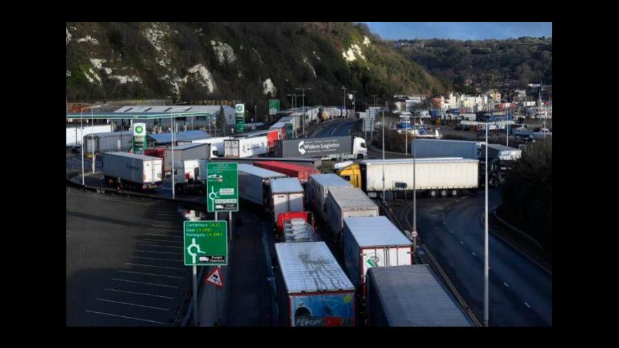 Miles de camiones han cruzado canal de la Mancha tras abrir el paso en Dover