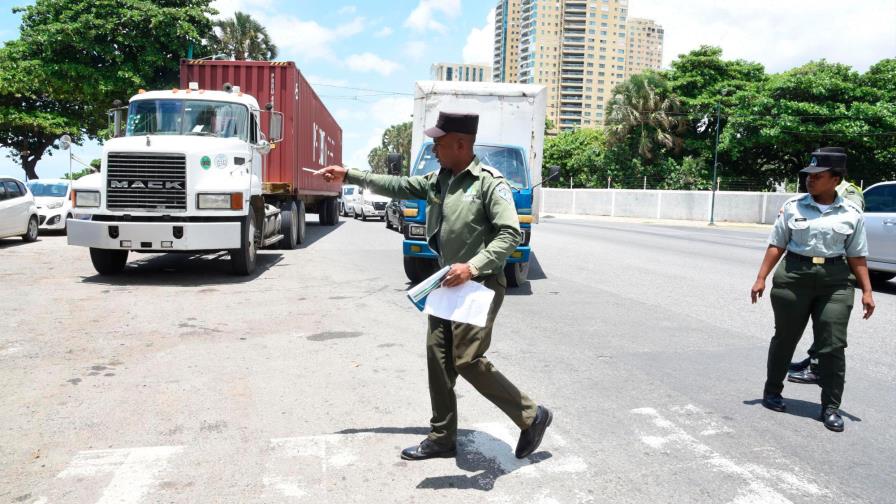 Vehículos de carga transitarán fuera del Distrito Nacional 15 días más