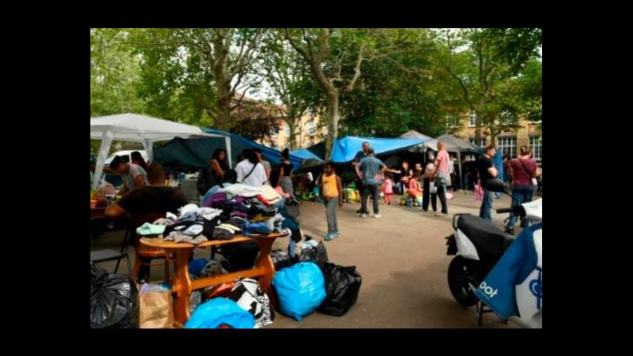 Dominicanos y otros latinos expulsados de edificio acampan frente a alcaldía en Francia