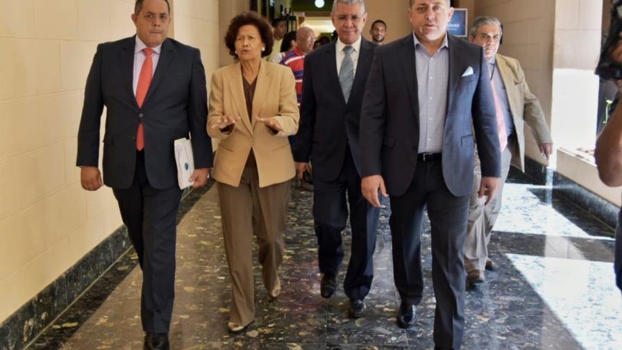 José Ramón Peralta se reúne con campesinos de El Seibo y la defensora del Pueblo José Ramón Peralta se reúne con campesinos de El Seibo y la defensora del Pueblo