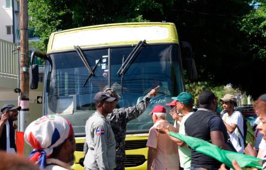 Grupo de campesinos de El Seibo vuelven a manifestarse frente al Palacio Nacional