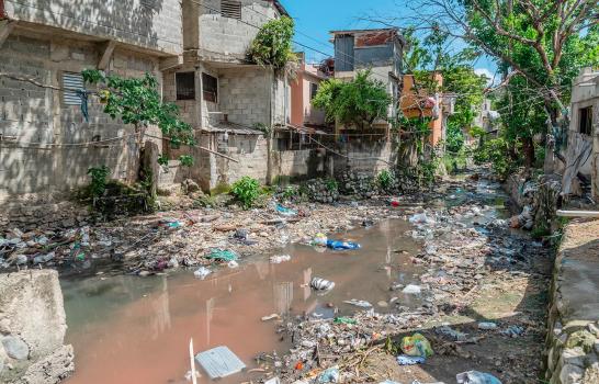 Gigante y contaminada cañada mantiene en zozobra a comunitarios de Los Ríos