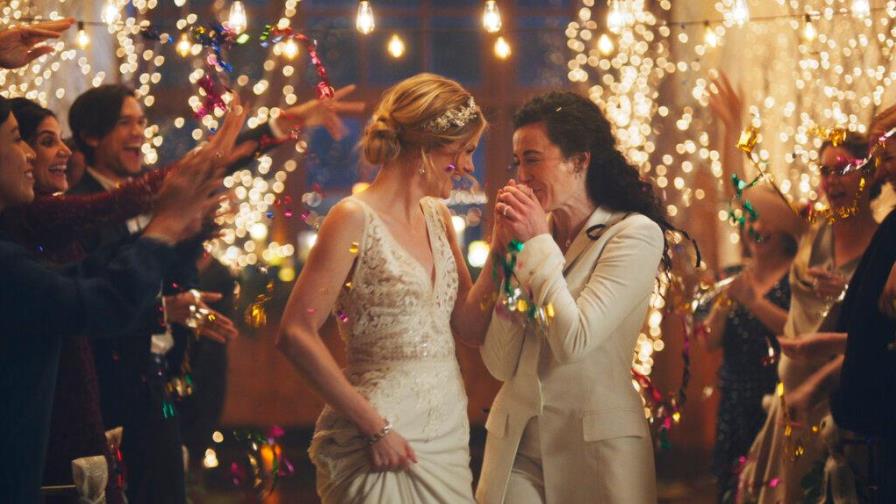 Hallmark criticada por sacar alusiones a bodas gay