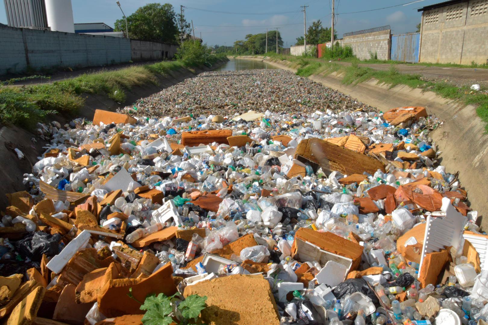 Los canales han sido convertidos en vertederos.