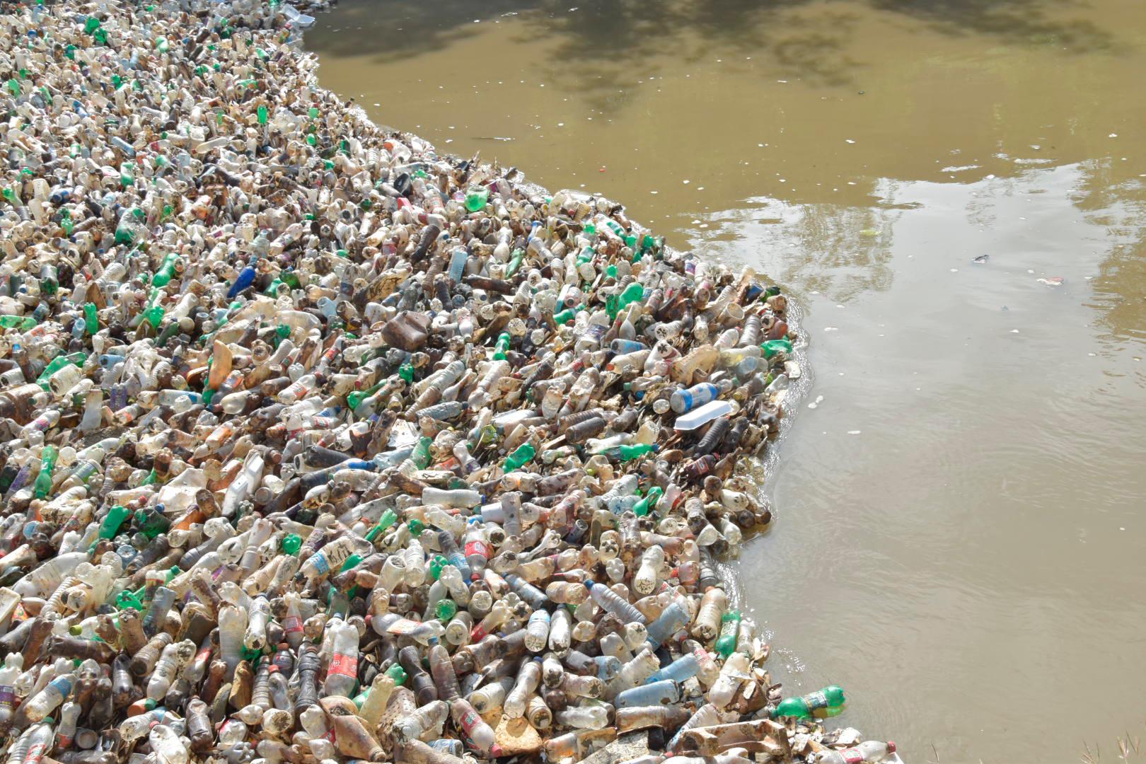Se puede observar desde material plástico, electrodomésticos, gomas y vehículos destartalados.