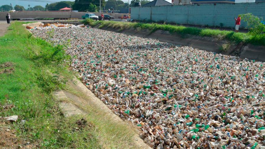 Estima 20 % de la basura que llega a cuatro grandes ríos de la RD es plástico