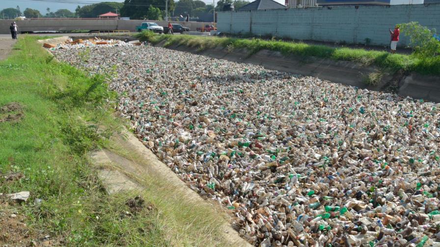 Canales de riego en Santiago son convertidos en depósitos de basura Canales de riego en Santiago son convertidos en depósitos de basura