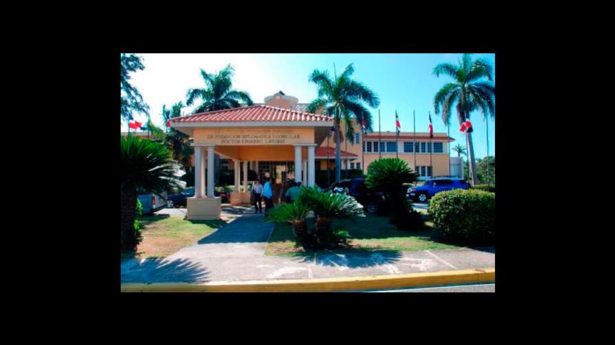 Decretos | Poder Ejecutivo cancela a 181 funcionarios de Cancillería y del servicio exterior