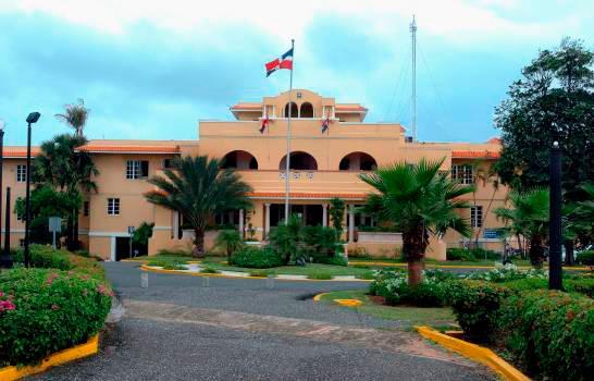 Canciller defiende facultades del presidente Abinader para destituir embajadores