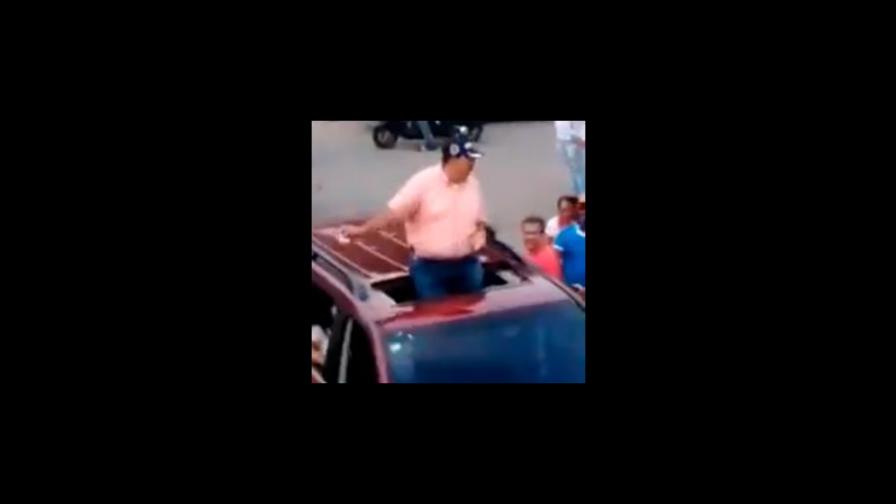 Video | Candidato a senador del PRM hace caravana y lanza dinero desde yipeta en Hato Mayor