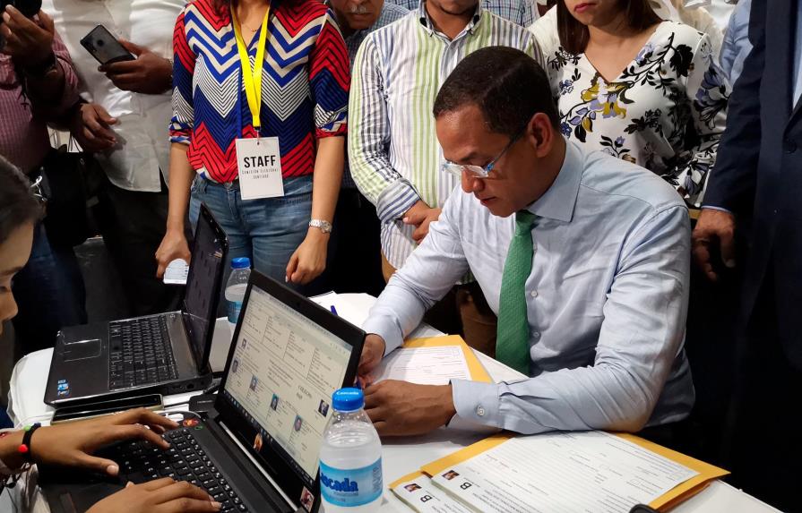 Valentín inscribe precandidatura como senador otra vez por Santiago