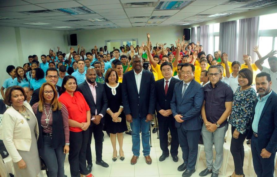Firman acuerdo para promover programas de formación en Santo Domingo Este 