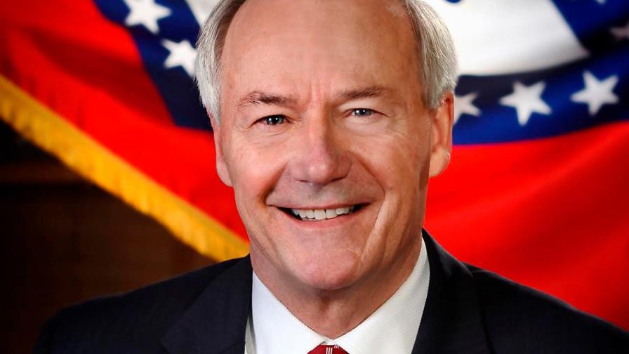 Gobernador de Arkansas no respaldará candidatura de Trump