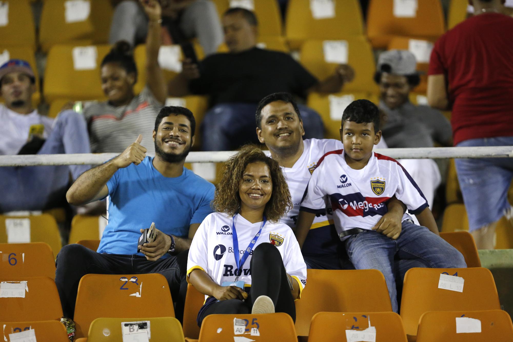 Los seguidores del cuadro local fueron mayoría en el Estadio Olímpico Félix Sánchez, pero el número de asistentes quedó lejos de las mejores entradas históricas de la joven liga (Foto: Nelson Pulido)