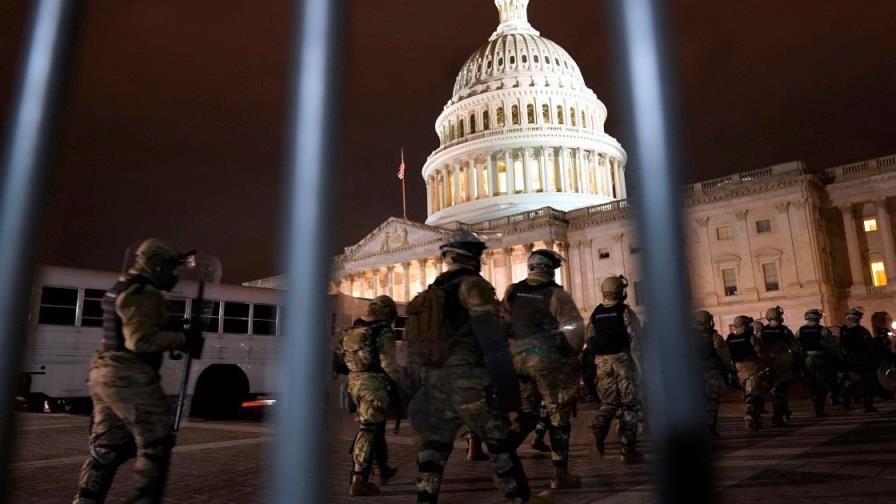Despejan el Capitolio de EEUU, pero cientos desafían el toque de queda