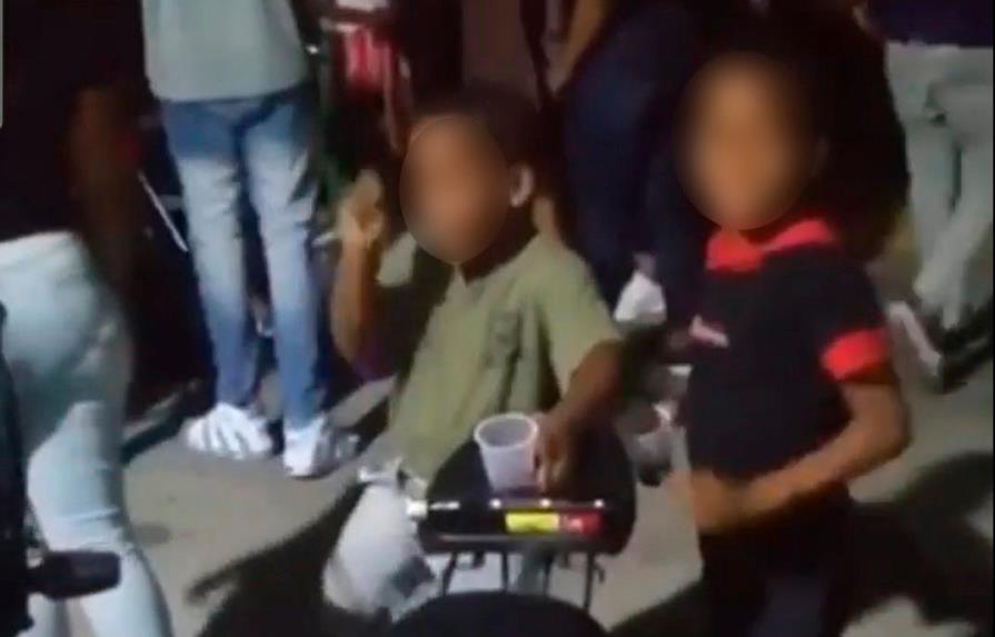Circula video de dos niños ingiriendo alcohol en fiesta callejera  