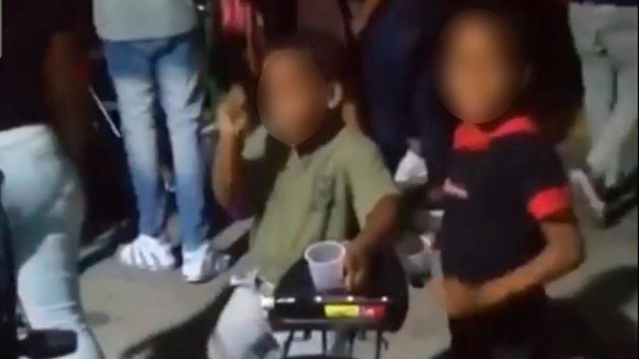 Circula video de dos niños ingiriendo alcohol en fiesta callejera  
