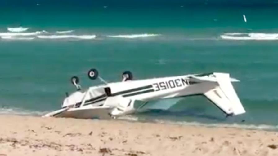 Avioneta se estrella con cuatro tripulantes en una playa de Haulover
