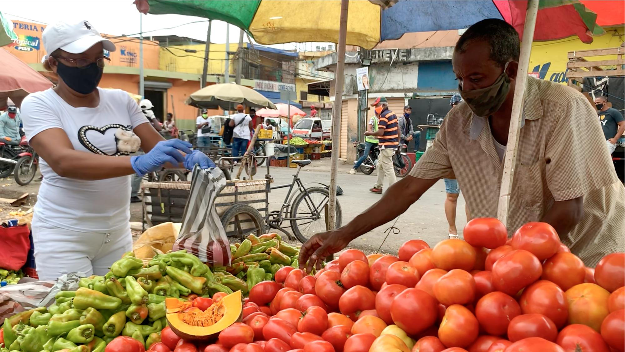 El hombre mientras despacha un cliente.