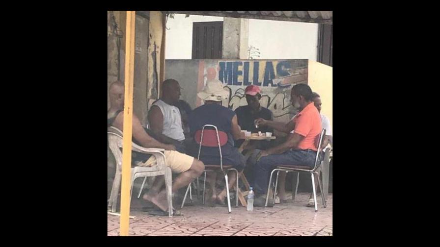 Jugando dominó en pleno estado de excepción en Haina