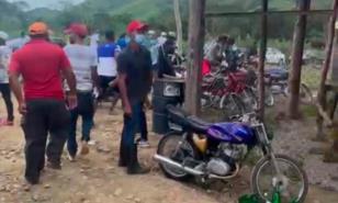 Detienen jugada clandestina de gallos que aglutinaba decenas de personas en El Seibo 