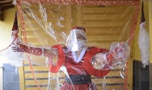 &iquest;Pandemia? Mam&aacute; Noel sigue regalando abrazos en Brasil