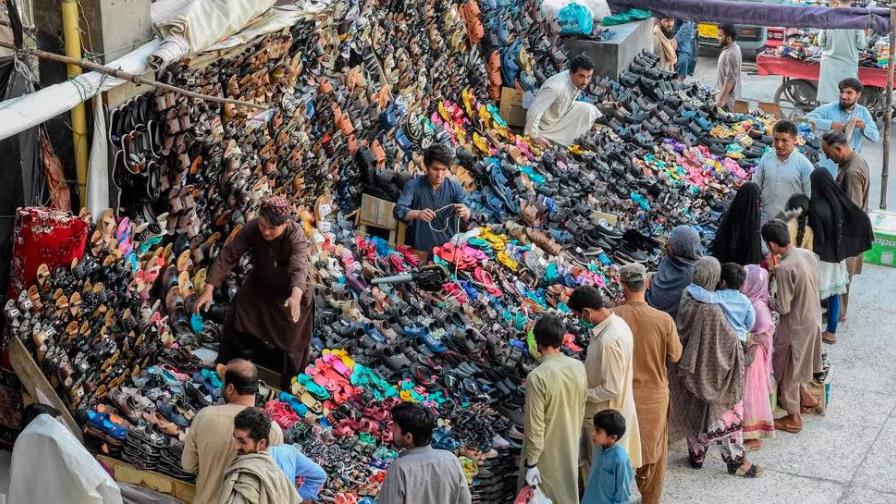Pakistán modera el confinamiento y reabre los mercados