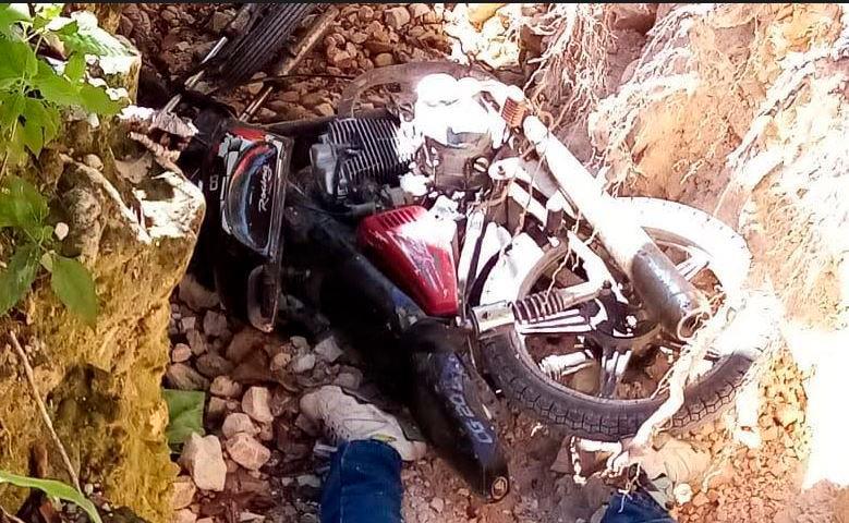 Hallan motociclista muerto en una cuneta en  Barahona