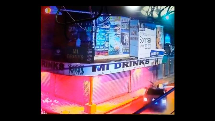 Hombre da vueltas en el aire tras ser impactado por un vehículo 