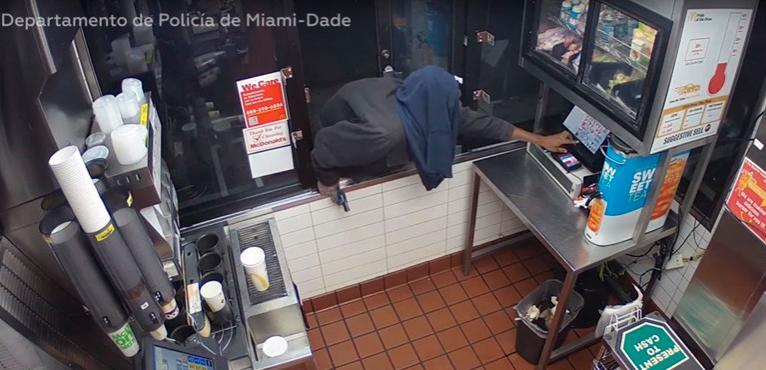 VIDEO: Un ladrón armado asalta un McDonald’s pero es ’’vencido’’ por una caja registradora