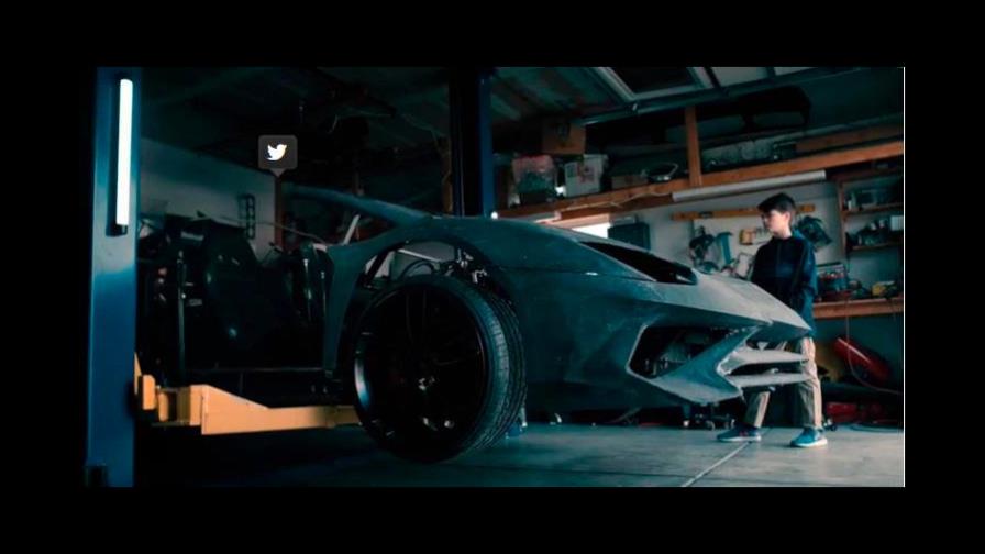 La sorpresa navideña de Lamborghini a un niño de 12 años que construía una réplica en su marquesina 