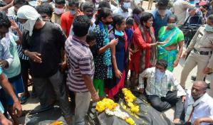 Manifestantes cargan cadáveres víctimas de escape de gas en India