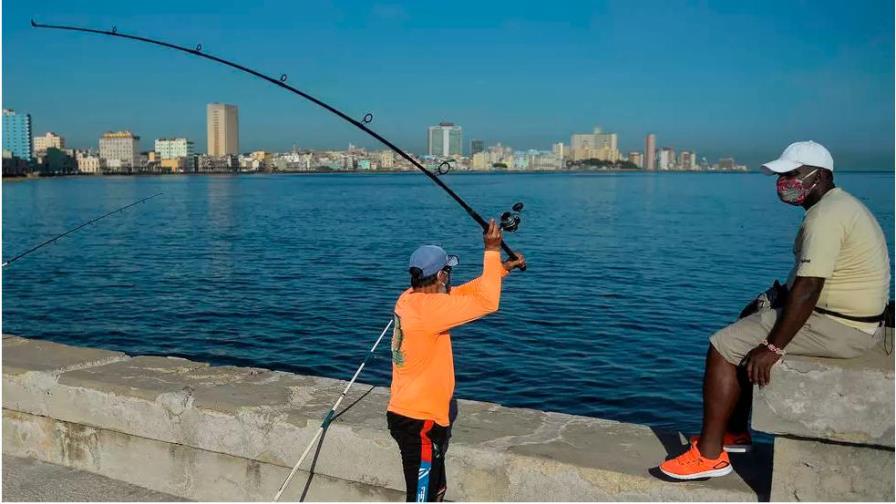 La Habana está de vuelta: todos al malecón, pero con mascarilla