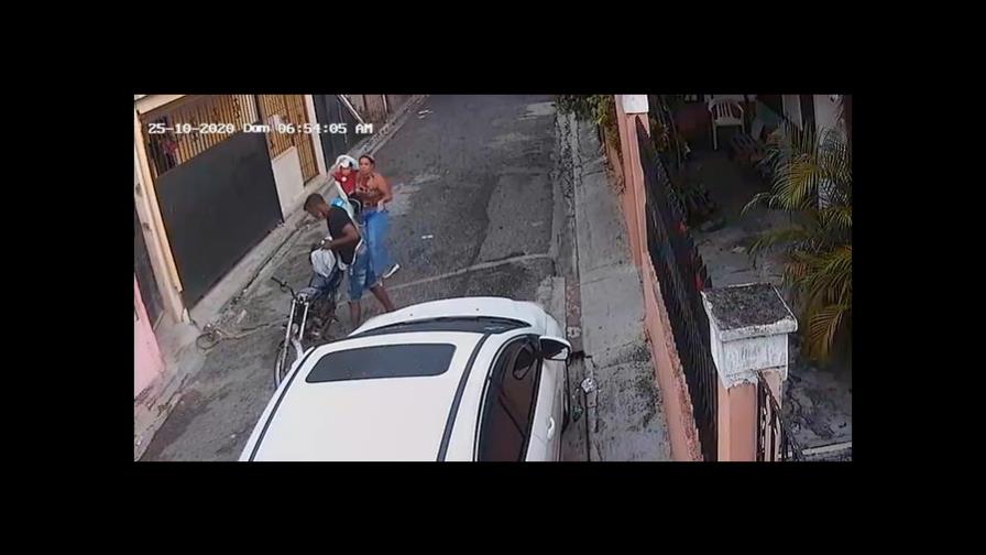 Asaltan mujer con bebé en brazos en Santo Domingo Oeste