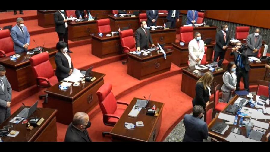 Senado rinde un minuto de silencio en memoria de Leslie Rosado