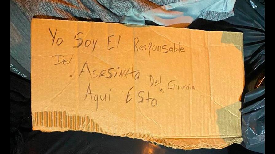 Identifican cuerpo hallado con letrero que lo calificaba como el asesino de los tres agentes en Carolina