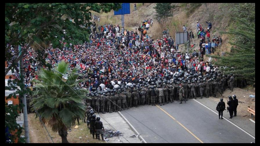 México impide el paso de caravana migrante 