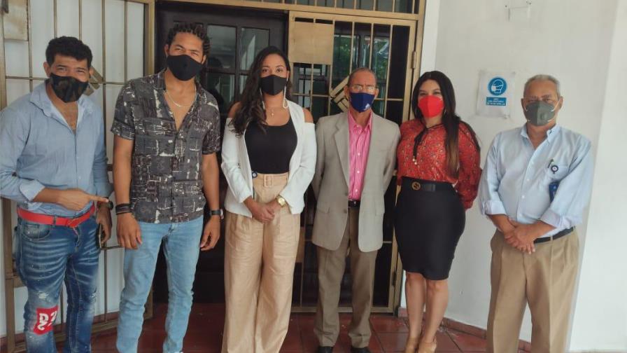 Carasaf Sánchez visita Comisión de Espectáculos Públicos con su tema Chamaquita