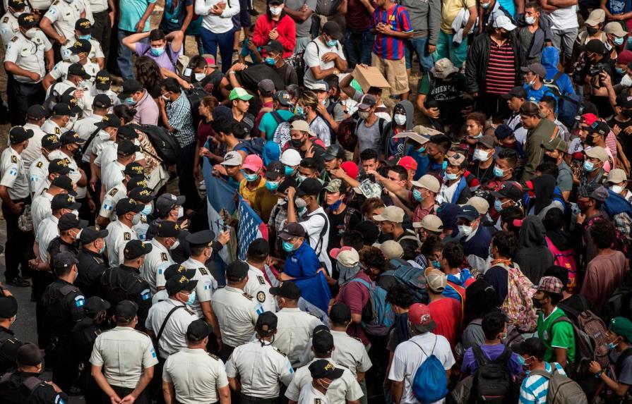Caravana de 6,000 migrantes permanece varada en el este de Guatemala