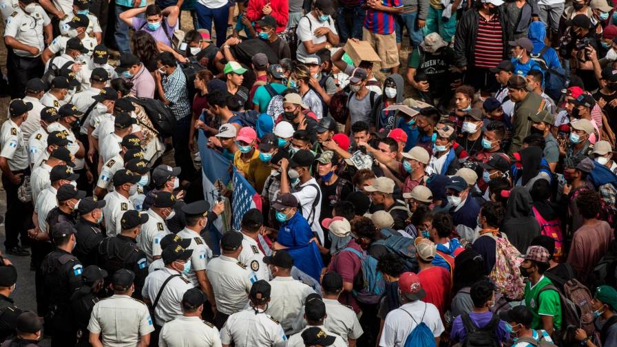 Caravana de 6,000 migrantes permanece varada en el este de Guatemala