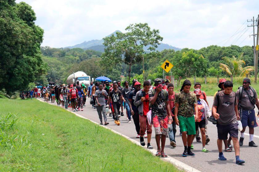 Nuevo grupo de migrantes sale de la frontera sur de México