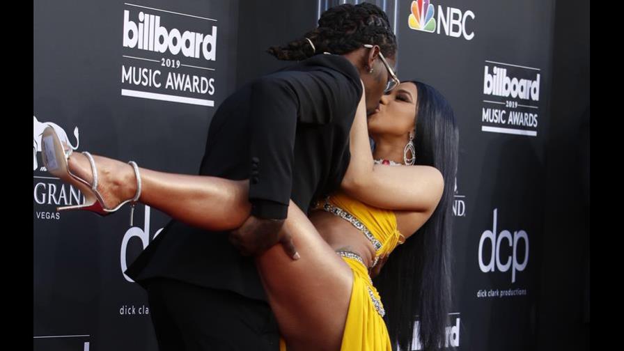 Cardi B gana premio y enciende alfombra de los Billboard con beso y provocativa pose Cardi B gana premio y enciende alfombra de los Billboard con beso y provocativa pose
