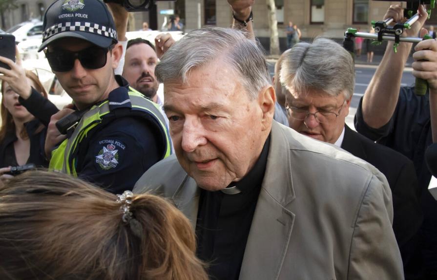 ¿Quién paga uno de los mejores abogados al cardenal condenado por pederastia?