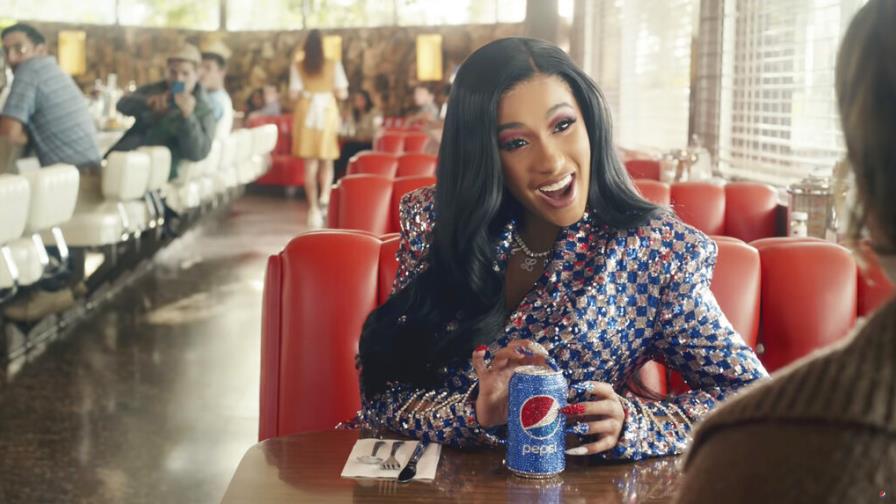 Las celebridades abundan en los anuncios del Super Bowl