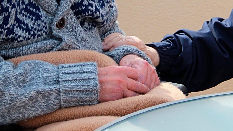 Dos asilos de ancianos mexicanos registran 69 casos de COVID-19 con un muerto