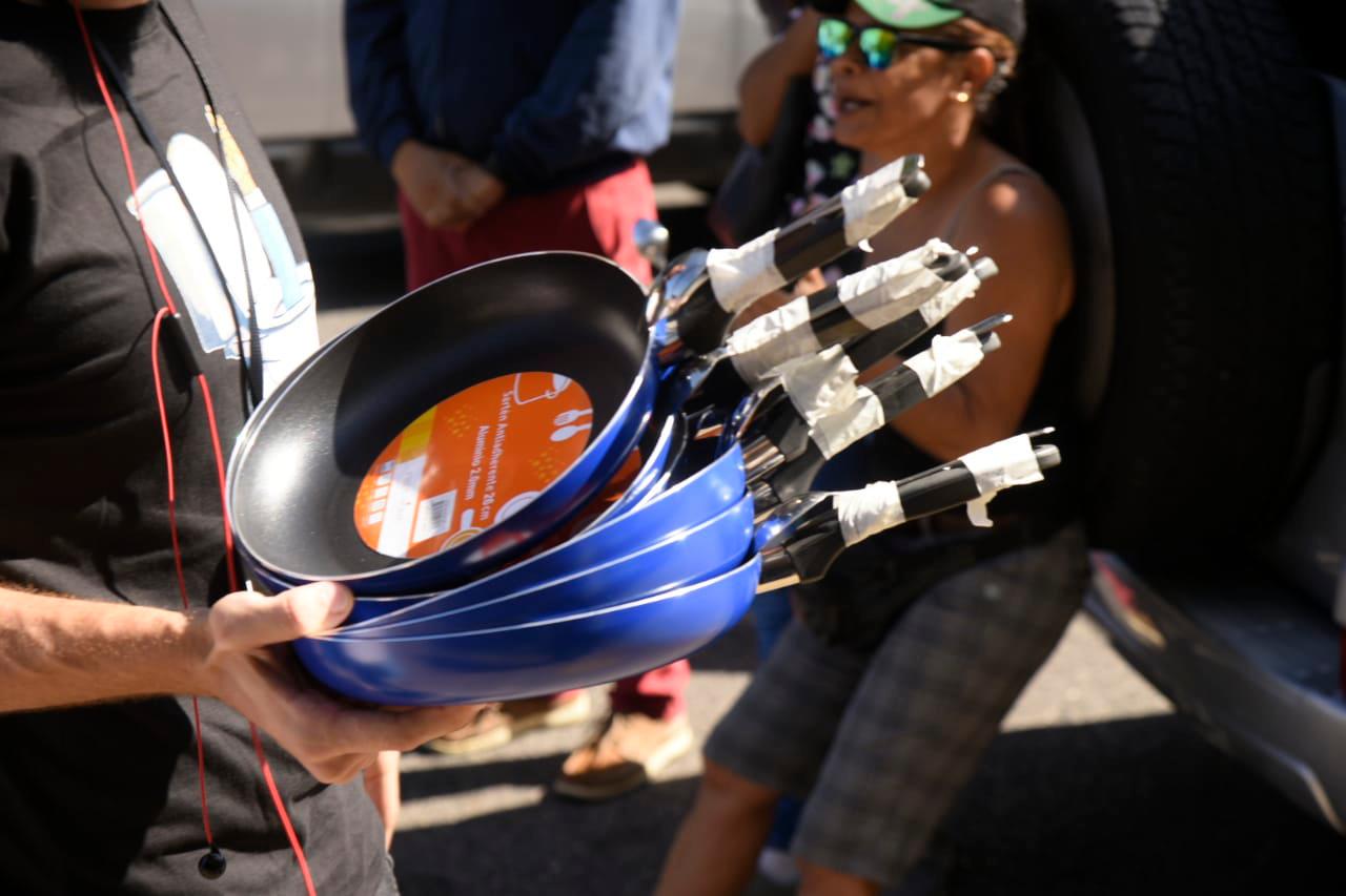 Los sartenes nuevos entregado por representantes del movimiento Somos Pueblo a los manifestantes para realizar el “cacerolazo” en la PUCMM.