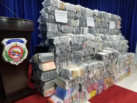 Investigan miembros de la DNCD por cargamento de 1,000 kilos de cocaína 