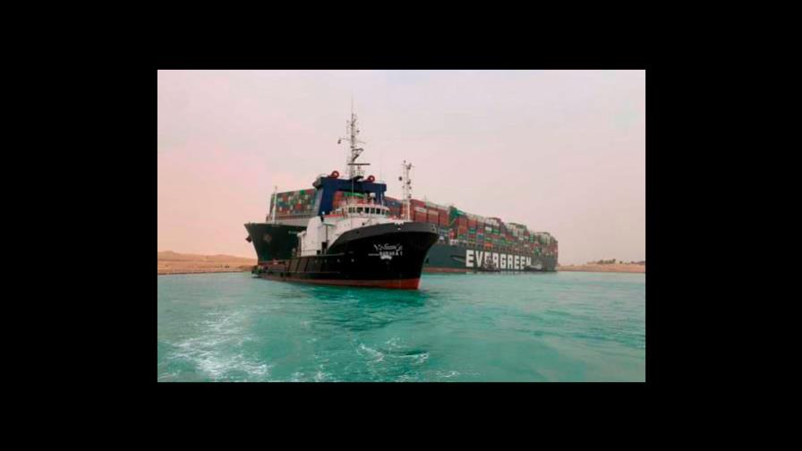 Más de 230 barcos a la espera de poder atravesar el Canal de Suez bloqueado