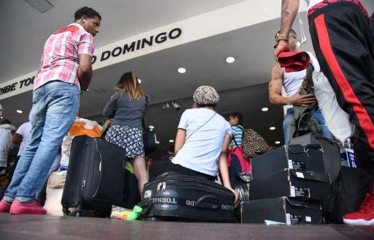 Viajeros abarrotan terminal de Caribe Tours en Santo Domingo