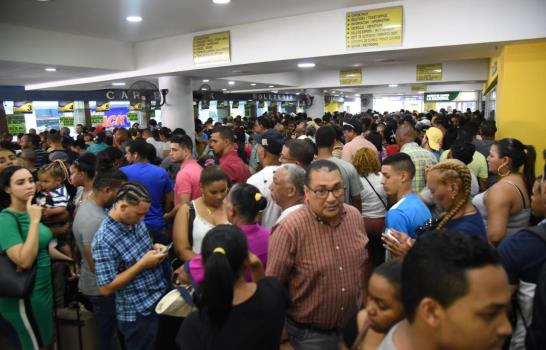 Viajeros abarrotan terminal de Caribe Tours en Santo Domingo
